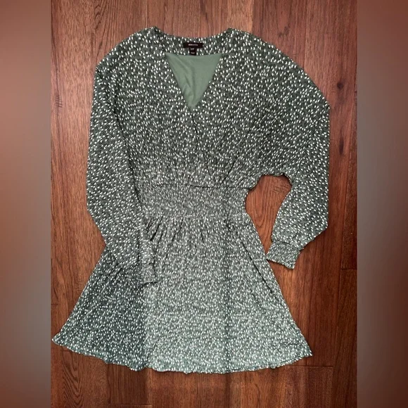 RW&CO. Sage Green Floral V-Neck Mini Dress - Smocked Waist - XS - Picture 2 of 10